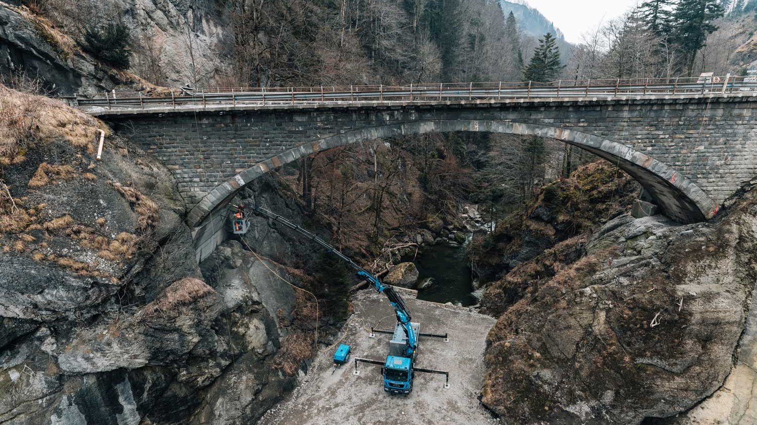 Bohrarbeiten Sprenglöcher alte Chlusbodenbrücke