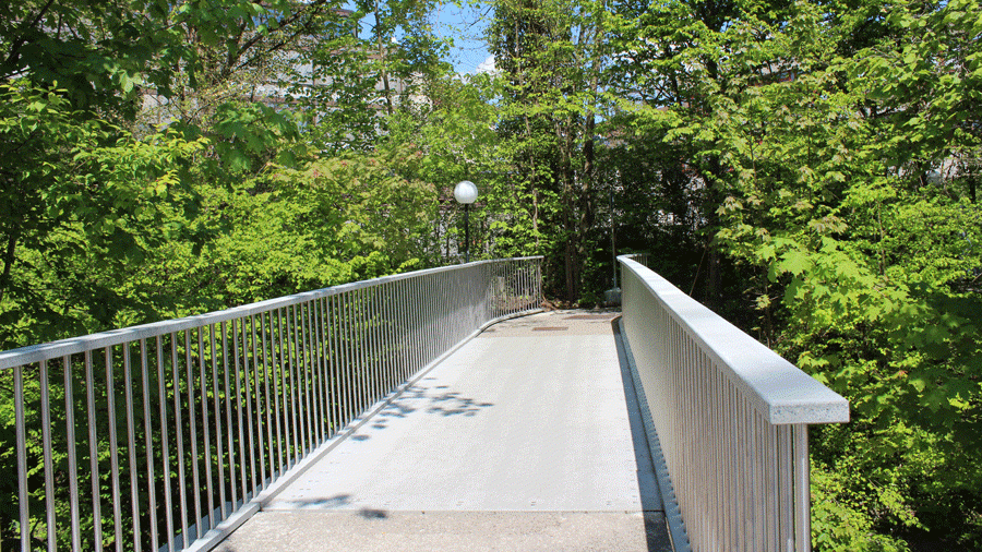 Die fertige Brücke über der Eulach, die den Campus T der ZHAW  mit der Kantonsschule Büelrain verbindet. (Bild: Pascale Boschung)