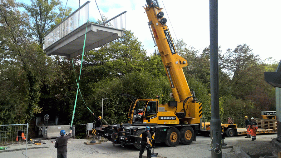 Die Einhebung der Brücke vom  Tieflader auf die vorbereiteten Auflager. (Bild: Silidur AG)